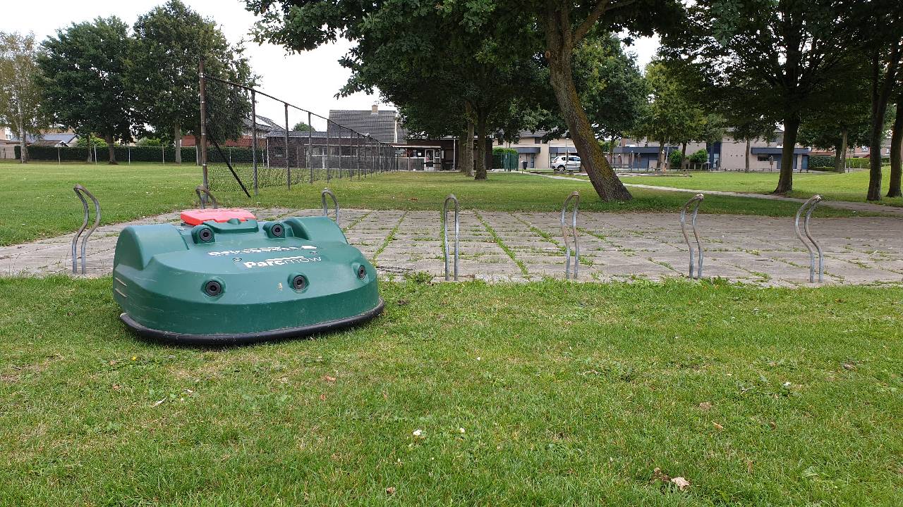 Optimize the maintenance of your school sports field with robot lawn mowers